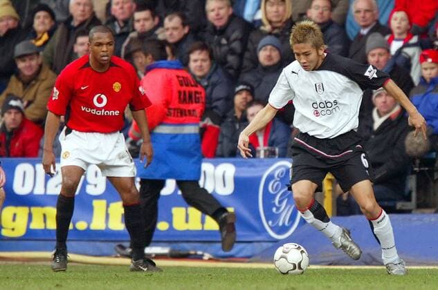 Junichi Inamoto (re., Fulham) gegen Quinton Fortune (Manchester United) Fußball Herren English Premier League 2003 2004, 1. Englische Liga, FC Fulham - Manchester United FC 1:1, ManU Gruppe Fulham Dynamik,