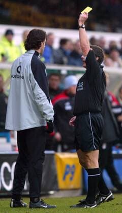 Schiedsrichter Alan Wiley zeigt Reservist Ruud van Nistelrooy (Manchester United) die Gelbe Karte Fußball Herren English Premier League 2003 2004, 1. Englische Liga, Fulham - Manchester United FC 1:1, ManU Gruppe Fulham