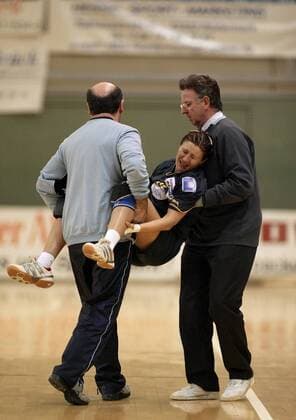 Rosa Munoz Gregorio wird von Mannschaftsarzt Prof. Dr. Janusz Nowacki (re.) und Trainer Dr. Hans-Jürgen Gerlach (alle Lützellinden) vom Platz getragen Handball 1. BL Damen Saison 2003 2004, TV Lützelinden Gruppe Gießen