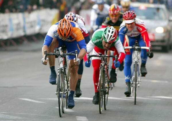 Steven de Jongh (Niederlande Rabobank) gewinnt vor Paolo Bettini (Italien Quick Step Davitamon) den Zielsprint bei Kuurne-Brüssel-Kuurne Radsport Herren Kuurne-Brüssel-Kuurne 2004, Straßenradsport, Straße, Rad, Vdig Gruppe
