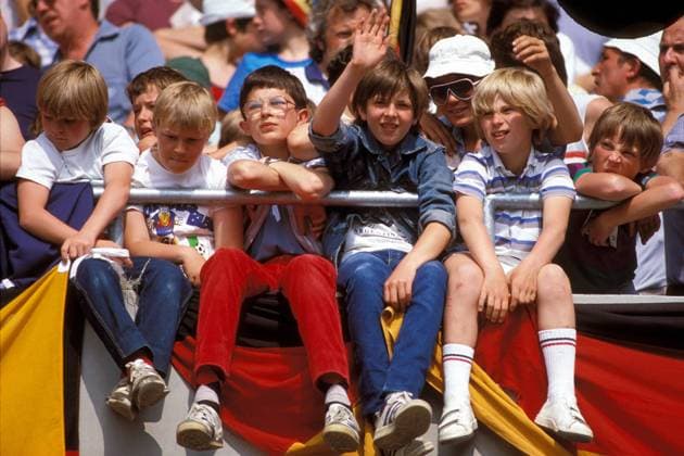 Junge deutsche Fans sitzen brav hinter einer Stange Fußball EM Herren DEUTSCHSPRACHIGE SPORTZEITSCHRIFTEN UND -ZEITUNGEN NUR NACH RÜCKSPRACHE, Europameisterschaft 1984 Gruppe Lens Langeweile,