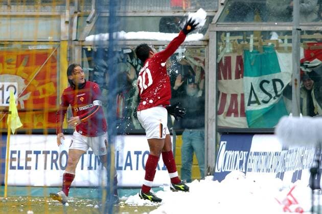 Torjubel Roma - Alessandro Mancini (re.) veranstaltet eine Schneeballschlacht, Francesco Totti hält sich zurück Fußball Herren Serie A 2003 2004, 1. Italienische Liga, Parma - AS Rom 1:4, Vdig Gruppe Parma Freude,