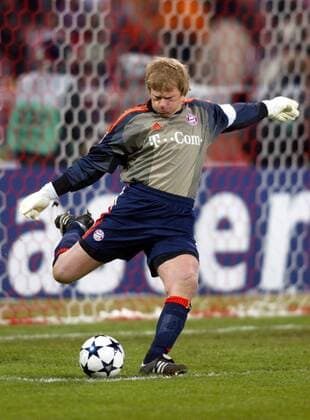 Torwart Oliver Kahn (Bayern) - Abstoß Fußball EC 1 Herren Champions League 2003 2004, FC Bayern München, Vdig Einzelbild München Dynamik,