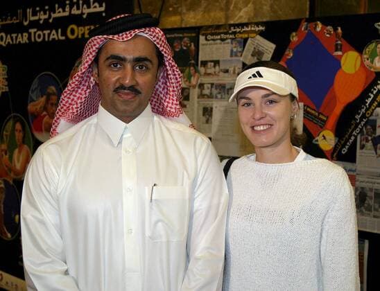Martina Hingis (Schweiz) mit Scheich Mohammad Bin Faleh Al-Thani (Katar), dem Präsidenten des katarischen Tennis- und Squashverbandes Tennis Damen Qatar Total Open 2004, WTA-Tour, Katar, Vdig Gruppe Doha
