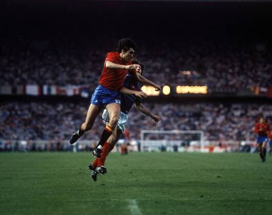 Fußball, EM Finale 1984 in Paris, Frankreich - Spanien Manuel Sarabia Lopez (vorn, Spanien) gegen Jean Francois Domergue (Frankreich) Fußball EM Herren DEUTSCHSPRACHIGE SPORTZEITSCHRIFTEN UND -ZEITUNGEN NUR NACH RÜCKSPRACHE, Europameisterschaft 1984 Gruppe Frankreich - Spanien 2:0 Paris Dynamik, Kampf,