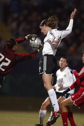 Kerstin Garefrekes (Deutschland, re.) gegen Torfrau Zhen (China) Fußball Länderspiel Damen Länderspiel 2004, Freundschaftsspiel, Test, Testspiel, Nationalmannschaft, Nationalteam Gruppe Fürth Dynamik,