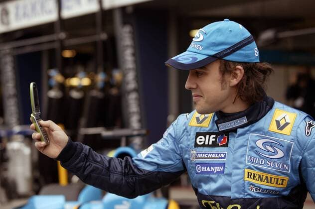 Fernando Alonso (Spanien Renault) mit einem Fotohandy des Sponsors Telefonica Motorsport Grand Prix Herren Großer Preis von Australien 2004, Formel 1 Weltmeisterschaft, F1, F, GP, WM, Vdig Einzelbild Albert Park Melbourne