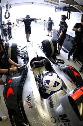 David Coulthard (Schottland McLaren-Mercedes) wartet im Cockpit seines Boliden auf die letzten Vorbereitungen seines Teams Motorsport Grand Prix Herren Großer Preis von Australien 2004, Formel 1 Weltmeisterschaft, F1, F, GP, WM, Vdig Gruppe Albert Park Melbourne