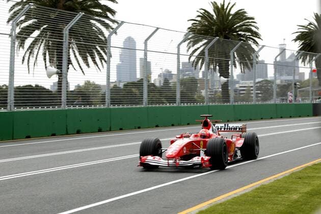 Michael Schumacher (Deutschland Ferrari) in seinem Boliden vor den Hochhäusern von Melbourne Motorsport Grand Prix Herren Großer Preis von Australien 2004, Formel 1 Weltmeisterschaft, F1, F, GP, WM, Vdig Totale Albert Park Melbourne