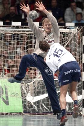 Torwart Johannes Bitter (Magdeburg) - Siebenmeter gegen Christiansen (Flensburg) Handball 1. BL Herren Saison 2003 2004, SC Gladiators Magdeburg - SG Flensburg-Handewitt 32:26, SCM, Vdig Gruppe Magdeburg Dynamik,