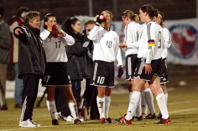 Bundestrainerin Tine Theune Meyer (li.) gibt Birgit Prinz (re.) in der Pause Anweisungen, neben ihr: Ariane Hingst (alle Deutschland, 17) Fußball Länderspiel Damen Freundschaftsspiel 2004, Länderspiel, Test, Testspiel, Nationalmannschaft, Nationalteam, Vdig Gruppe Fürth