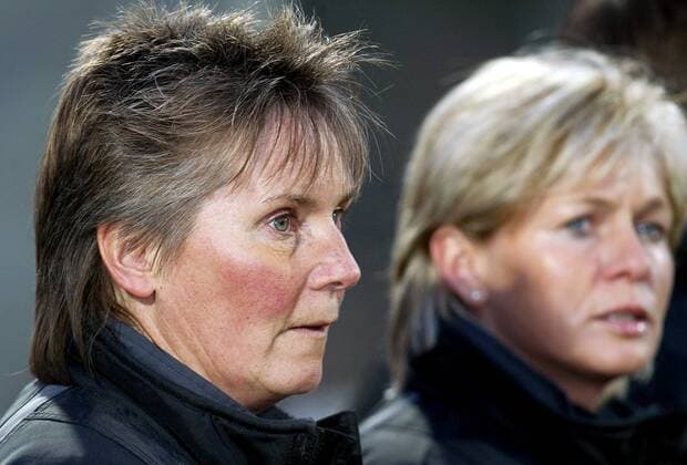 Bundestrainerin Tine Theune Meyer (li.) und Co-Trainerin Silvia Neid (beide Deutschland) Fußball Länderspiel Damen Freundschaftsspiel 2004, Länderspiel, Test, Testspiel, Nationalmannschaft, Nationalteam, Vdig, close Gruppe Fürth