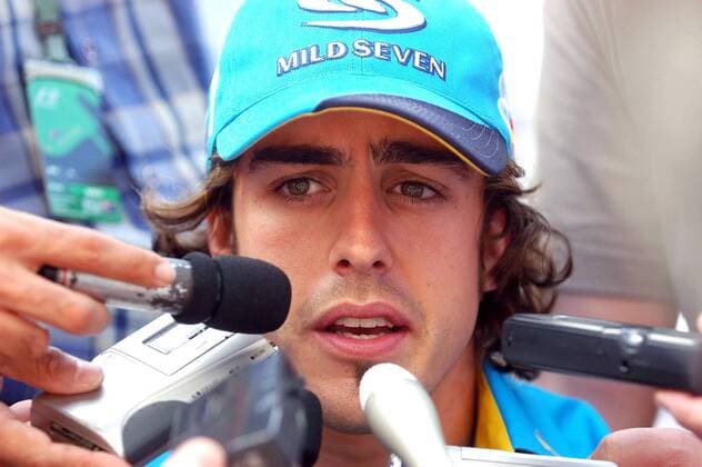Fernando Alonso (Spanien Renault) umringt von Mikrofonen Motorsport Grand Prix Herren Großer Preis von Australien 2004, Formel 1 Weltmeisterschaft, F1, F, GP, WM, Vdig Einzelbild Albert Park Melbourne