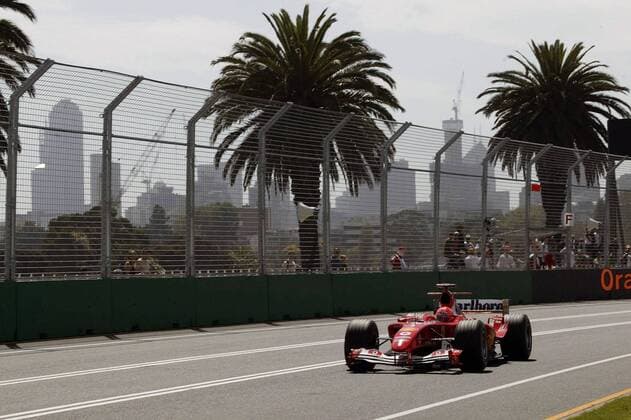 Michael Schumacher (Deutschland Ferrari) in seinem Boliden vor den Hochhäusern von Melbourne Motorsport Grand Prix Herren Großer Preis von Australien 2004, Formel 1 Weltmeisterschaft, F1, F, GP, WM, Qualifying, Vdig Einzelbild Albert Park Melbourne