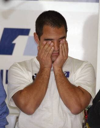 Juan Pablo Montoya (Kolumbien BMW-Williams) mag nicht mehr hinschauen Motorsport Grand Prix Herren Großer Preis von Australien 2004, Formel 1 Weltmeisterschaft, F1, F, GP, WM, Qualifying, Vdig Einzelbild Albert Park Melbourne Enttäuschung, Verzweiflung,
