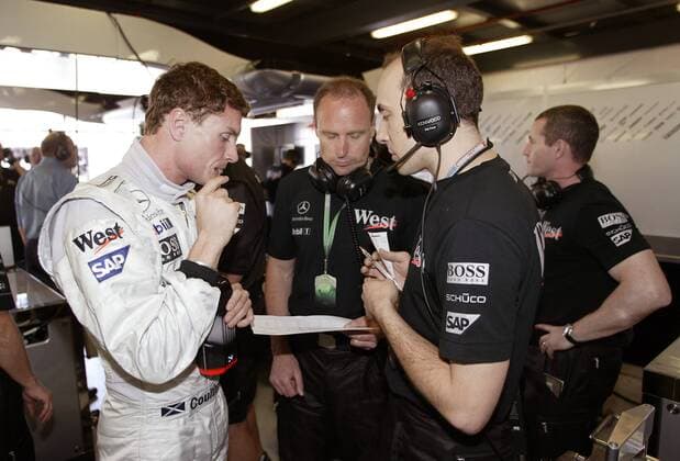 David Coulthard (Schottland, li.) im Gespräch mit seinem Renningenieur Phil Prew (beide McLaren-Mercedes) Motorsport Grand Prix Herren Großer Preis von Australien 2004, Formel 1 Weltmeisterschaft, F1, F, GP, WM, Qualifying, Vdig Gruppe Albert Park Melbourne