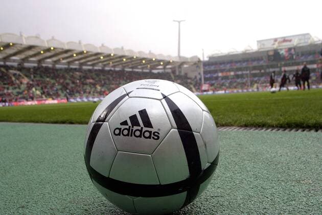 Adidas Roteiro - der offizielle Ball der Europameisterschaft 2004 ist auch der Spielball in Leverkusen Fußball 1. BL Herren Saison 2003 2004 Einzelbild Leverkusen