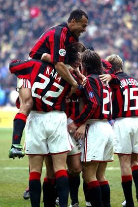 Torjubel Milan - u.a. Cafu (oben) Fußball Herren Serie A 2003 2004, 1. Italienische Liga, AC Mailand Gruppe Mailand Freude,