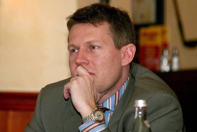 DEL-Geschäftsführer Gernot Tripcke (Deutschland) nachdenklich Eishockey DEL Herren Deutsche Eishockey Liga 2003 2004, Pressekonferenz, PK, Pressetermin, Einzelbild Hamburg Nachdenklichkeit,