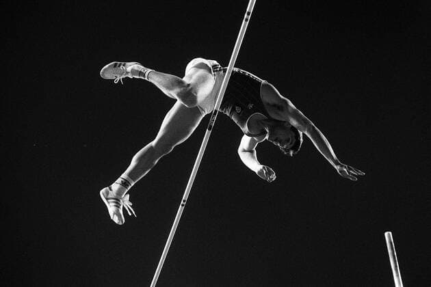 Sergej Bubka (Sowjetunion) überquert die Latte Leichtathletik Herren ISTAF 1987, Meeting, Leichtathletikmeeting, Sportfest, Leichtathletiksportfest, Einzelbild Berlin Höhe,