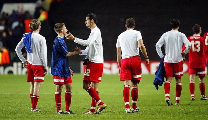 Kevin Kuranyi (re.) klatscht sich mit Philipp Lahm (beide Stuttgart) ab Fußball EC 1 Herren Champions League 2003 2004, Achtelfinale, Chelsea FC London - VfB Stuttgart 0:0, Gruppe London Enttäuschung,
