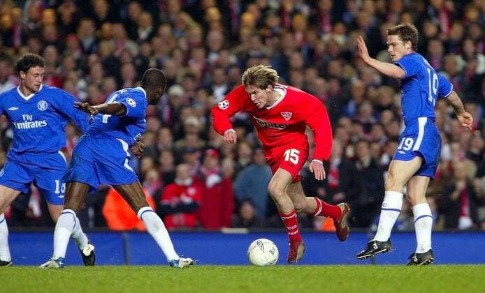 Aliaksandr Hleb (Mitte, Stuttgart) überlistet Scott Parker (re.) und lässt sich auch von Makelele (2.v.li.) und Bridge (beide Chelsea) nicht aufhalten Fußball EC 1 Herren Champions League 2003 2004, Achtelfinale, Chelsea FC London - VfB Stuttgart 0:0, Gruppe London Dynamik,