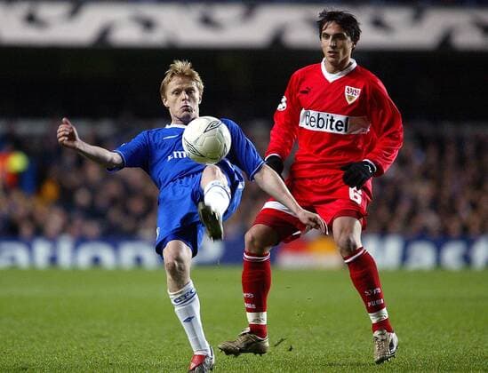 Damien Duff (Chelsea) am Ball, Fernando Meira (re., Stuttgart) lauert darauf eingreifen zu können Fußball EC 1 Herren Champions League 2003 2004, Achtelfinale, Chelsea FC London - VfB Stuttgart 0:0, Gruppe London Dynamik,