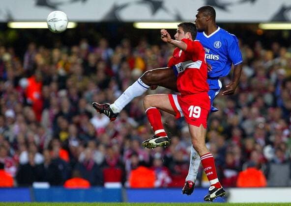 Imre Szabics (li., Stuttgart) gegen Marcel Desailly (Chelsea) Fußball EC 1 Herren Champions League 2003 2004, Achtelfinale, Chelsea FC London - VfB Stuttgart 0:0, Gruppe London Dynamik,