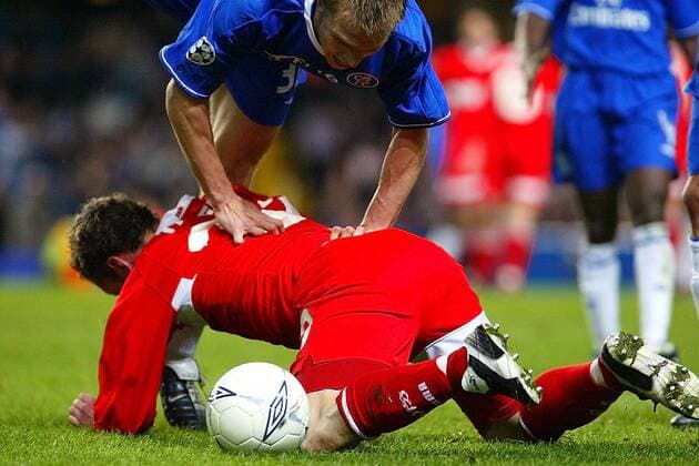 Jesper Grönkjaer (re., Chelsea) sucht den Ball bei Christian Tiffert (Stuttgart) Fußball EC 1 Herren Champions League 2003 2004, Achtelfinale, Chelsea FC London - VfB Stuttgart 0:0, Gruppe London Überlegenheit