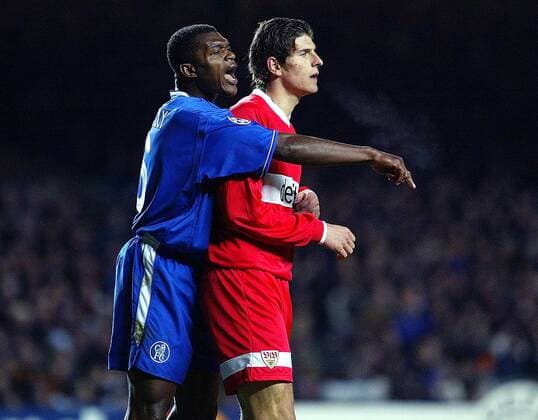 Marcel Desailly (li., Chelsea) brüllt Mario Gomez (Stuttgart) ins Ohr und nimmt die Manndeckung ganz genau ... Fußball EC 1 Herren Champions League 2003 2004, Achtelfinale, Chelsea FC London - VfB Stuttgart 0:0, Gruppe London