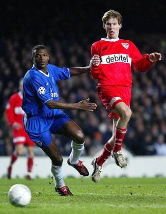 Aliaksandr Hleb (re., Stuttgart) und Marcel Desailly (Chelsea) fixieren den Ball Fußball EC 1 Herren Champions League 2003 2004, Achtelfinale, Chelsea FC London - VfB Stuttgart 0:0, Gruppe London Dynamik,