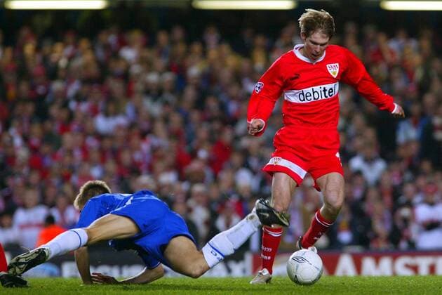 Aliaksandr Hleb (re., Stuttgart) lässt Jesper Grönkjaer (Chelsea) aussteigen Fußball EC 1 Herren Champions League 2003 2004, Achtelfinale, Chelsea FC London - VfB Stuttgart 0:0, Gruppe London Dynamik,