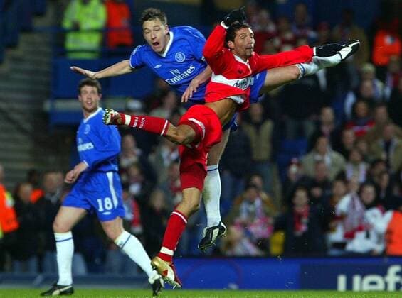 Kevin Kuranyi (re., Stuttgart) und Frank Lampard (Chelsea) springen sich gegenseitig über den Haufen Fußball EC 1 Herren Champions League 2003 2004, Achtelfinale, Chelsea FC London - VfB Stuttgart 0:0, Gruppe London Dynamik, Kampf