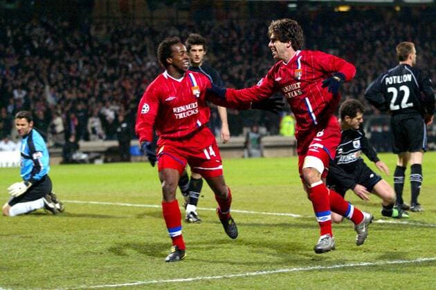 Sidney Govou (li.) und Juninho (beide Lyon) - Torjubel Fußball EC 1 Herren Champions League 2003 2004, Achtelfinale, Olympique Lyonnais - Real Sociedad San Sebastian 1:0, OL, Gruppe Lyon Freude, Begeisterung,  