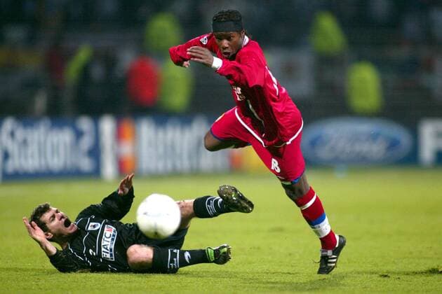 Pegguy Luyindula (re., Lyon) fällt über Aitor Lopez Rekarte (Real Sociedad) Fußball EC 1 Herren Champions League 2003 2004, Achtelfinale, Olympique Lyonnais - Real Sociedad San Sebastian 1:0, OL, Gruppe Lyon Dynamik,  