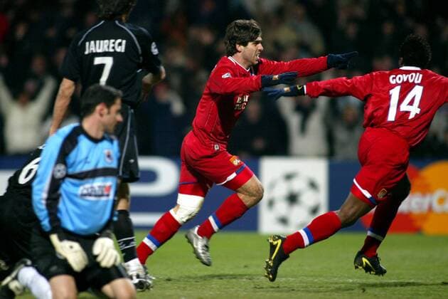 Juninho (li.) und Govou (beide Lyon) - Torjubel Fußball EC 1 Herren Champions League 2003 2004, Achtelfinale, Olympique Lyonnais - Real Sociedad San Sebastian 1:0, OL, Gruppe Lyon Freude, Begeisterung,  
