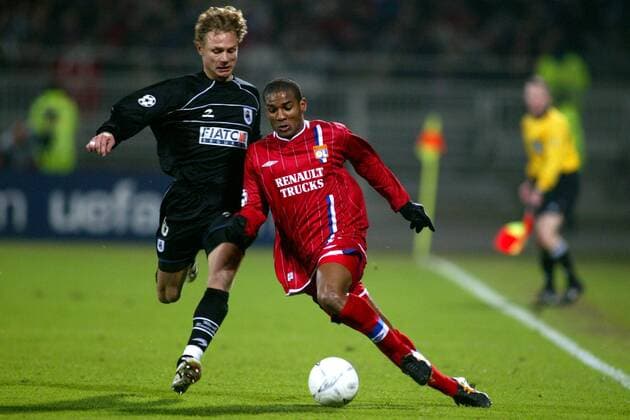 Florent Malouda (re., Lyon) gegen Valeri Karpin (Real Sociedad) Fußball EC 1 Herren Champions League 2003 2004, Achtelfinale, Olympique Lyonnais - Real Sociedad San Sebastian 1:0, OL, Gruppe Lyon Dynamik,  