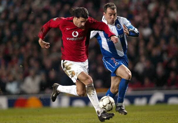 Ruud van Nistelrooy (li., Manchester United) gegen Jorge Costa (FC Porto) Fußball EC 1 Herren Champions League 2003 2004, Achtelfinale, Manchester United - FC Porto 1:1, ManU, Gruppe Manchester Dynamik,  