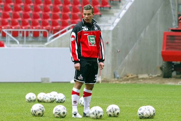 Lukas Podolski (Köln) inmitten von Bällen - NOT TO BE PUBLISHED IN POLAND Fußball 1. BL Herren Saison 2003 2004, 1.FC Köln, Training, Vdig Einzelbild Köln