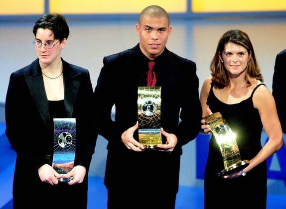 Weltfußballer Ronaldo (Brasilien) eingerahmt von zwei Frauen, re. die Weltfußballerin Mia Hamm (USA), li. die zweitplatzierte Birgit Prinz (Deutschland) - VERÖFFENTLICHUNGSRECHTE NUR FÜR DEUTSCHE MEDIEN Fußball Wahl zum Weltfußballer des Jahres 2002, FIFA World Player of the Year Award, Gala, Fest, Feier Gruppe Madrid