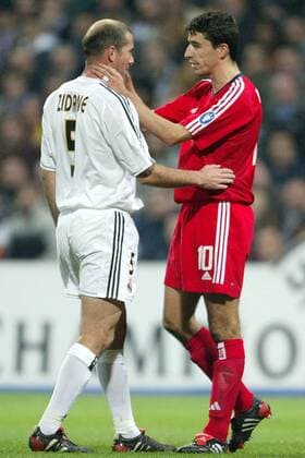 Roy Makaay (re., Bayern) und Zinedine Zidane (Real Madrid) haben sich lieb Fußball EC 1 Herren Champions League 2003 2004, Achtelfinale, Real Madrid - FC Bayern München 1:0, Gruppe Madrid Harmonie,