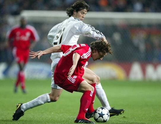Owen Hargreaves (re., Bayern) gegen Santiago Solari (Real Madrid) Fußball EC 1 Herren Champions League 2003 2004, Achtelfinale, Real Madrid - FC Bayern München 1:0, Gruppe Madrid Dynamik,