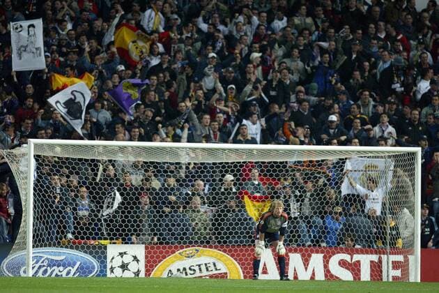 Torwart Oliver Kahn (Bayern) ziemlich verlassen zwischen den Pfosten: im Hintergrund jubeln die Madrilenischen Fans Fußball EC 1 Herren Champions League 2003 2004, Achtelfinale, Real Madrid - FC Bayern München 1:0, Totale Madrid