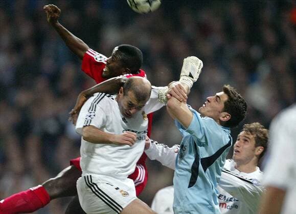 Torwart Iker Casillas (re.) und Zinedine Zidane (Mitte, beide Real Madrid) gegen Samuel Osei Kuffour (Bayern) Fußball EC 1 Herren Champions League 2003 2004, Achtelfinale, Real Madrid - FC Bayern München 1:0, Gruppe Madrid Dynamik, Kampf,
