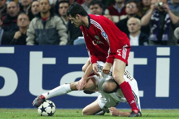 Willy Sagnol (re., Bayern) kann Zinedine Zidane (Real Madrid) auch mit etwas unkonventionellen Methoden nicht daran hindern den Ball zu spielen Fußball EC 1 Herren Champions League 2003 2004, Achtelfinale, Real Madrid - FC Bayern München 1:0, Gruppe Madrid Dynamik, Kampf,