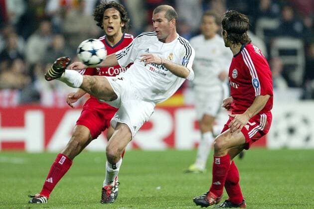 Zinedine Zidane (Mitte, Real Madrid) - Schuss, Roque Santa Cruz (li.) und Lizarazu (beide Bayern) können nicht mehr eingreifen Fußball EC 1 Herren Champions League 2003 2004, Achtelfinale, Real Madrid - FC Bayern München 1:0, Gruppe Madrid Dynamik,