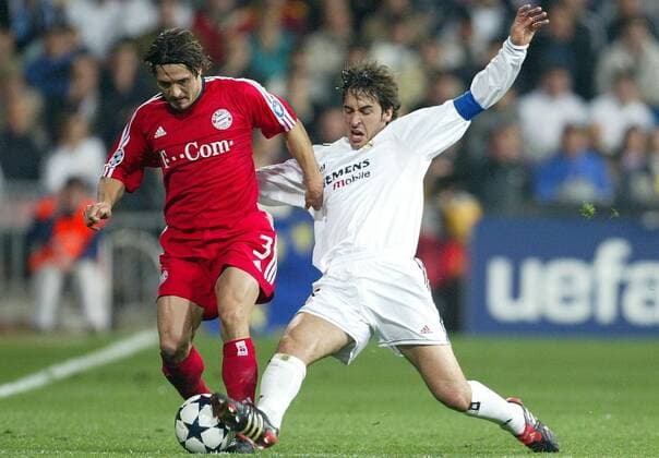 Raul Gonzalez (re., Real Madrid) gegen Bixente Lizarazu (Bayern) Fußball EC 1 Herren Champions League 2003 2004, Achtelfinale, Real Madrid - FC Bayern München 1:0, Gruppe Madrid Dynamik, Kampf,