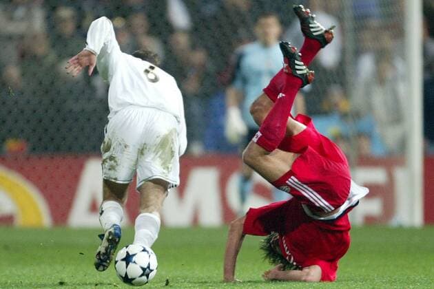 Michael Ballack (re., Bayern) landet unsanft auf dem Boden, Helguera (Real Madrid) geht stiften Fußball EC 1 Herren Champions League 2003 2004, Achtelfinale, Real Madrid - FC Bayern München 1:0, Gruppe Madrid Dynamik,