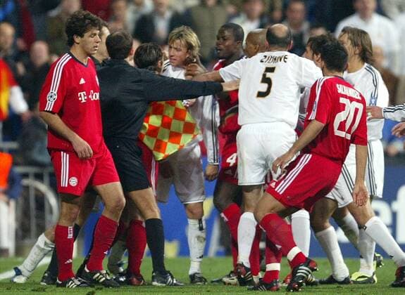 Der Linienrichter (2.v.li.) versucht eine Rudelbildung aufgrund des Streits zwischen Guti (Mitte, Real Madrid) und Lizarazu (3.v.li., Bayern) zu verhindern Fußball EC 1 Herren Champions League 2003 2004, Achtelfinale, Real Madrid - FC Bayern München 1:0, Gruppe Madrid Kampf, Spannung,