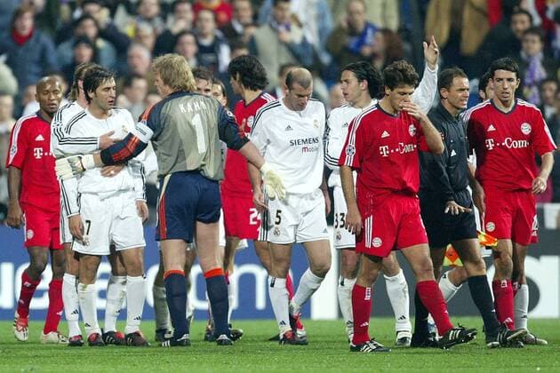 Torwart Oliver Kahn (3.v.li., Bayern) beruhigt Raul Gonzalez (2.v.li.) und Zinedine Zidane (Mitte), der Linienrichter kümmert sich um den immer noch aufgebrachten Alvaro Mejia Perez (4.v.re.,alle Real Madrid), Demichelis (3.v.re.) und Makaay (alle Bayern) Fußball EC 1 Herren Champions League 2003 2004, Achtelfinale, Real Madrid - FC Bayern München 1:0, Gruppe Madrid